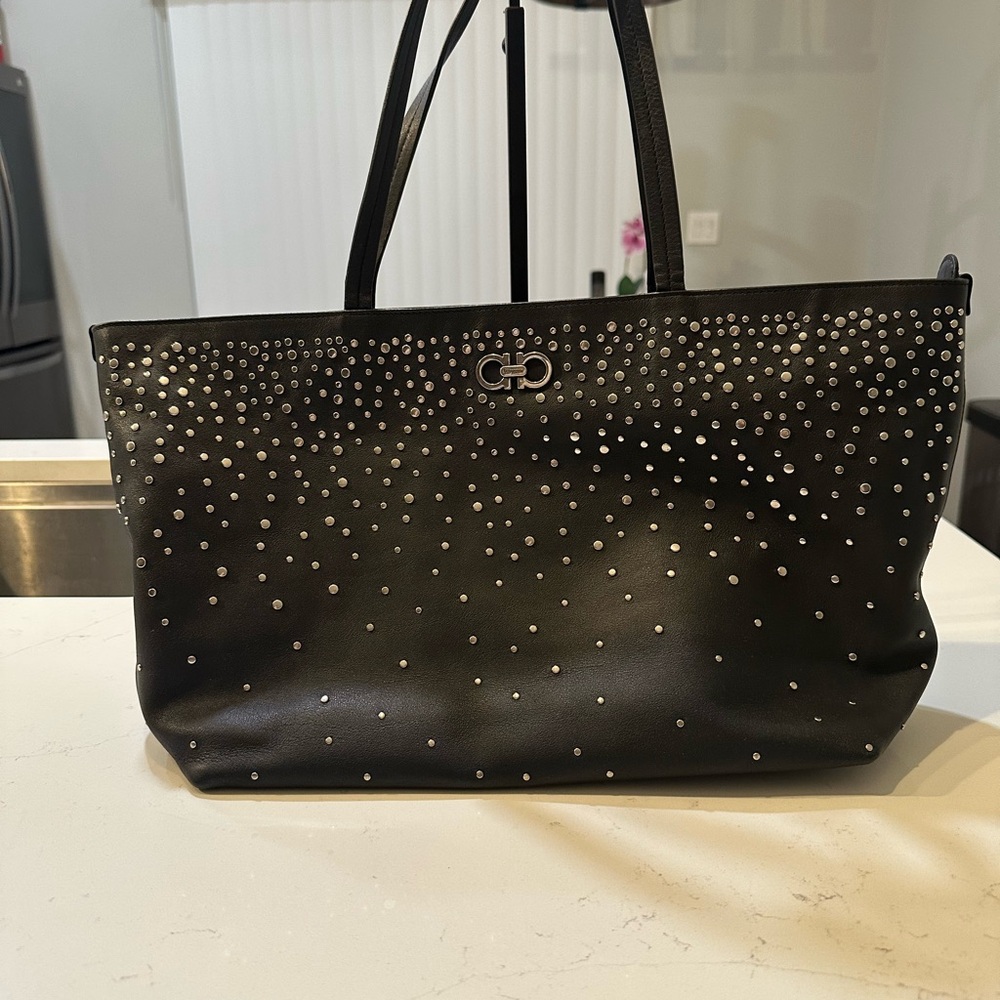 SALVATORE FERRAGAMO
Black Calf Leather Louvre Resort Studded Bice Tote Bag